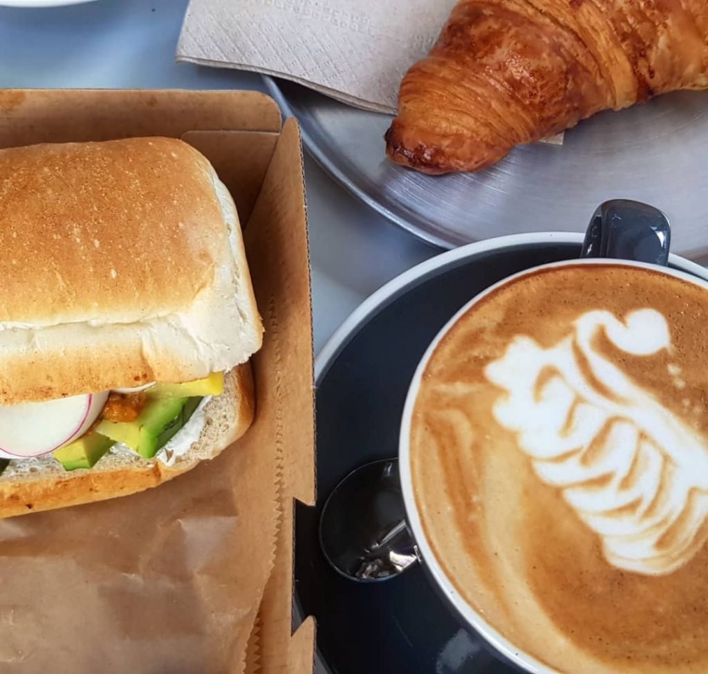 קפה מאפה וכריך בבית הקפה 20 beans בתל אביב. צילום: מגזין שותים