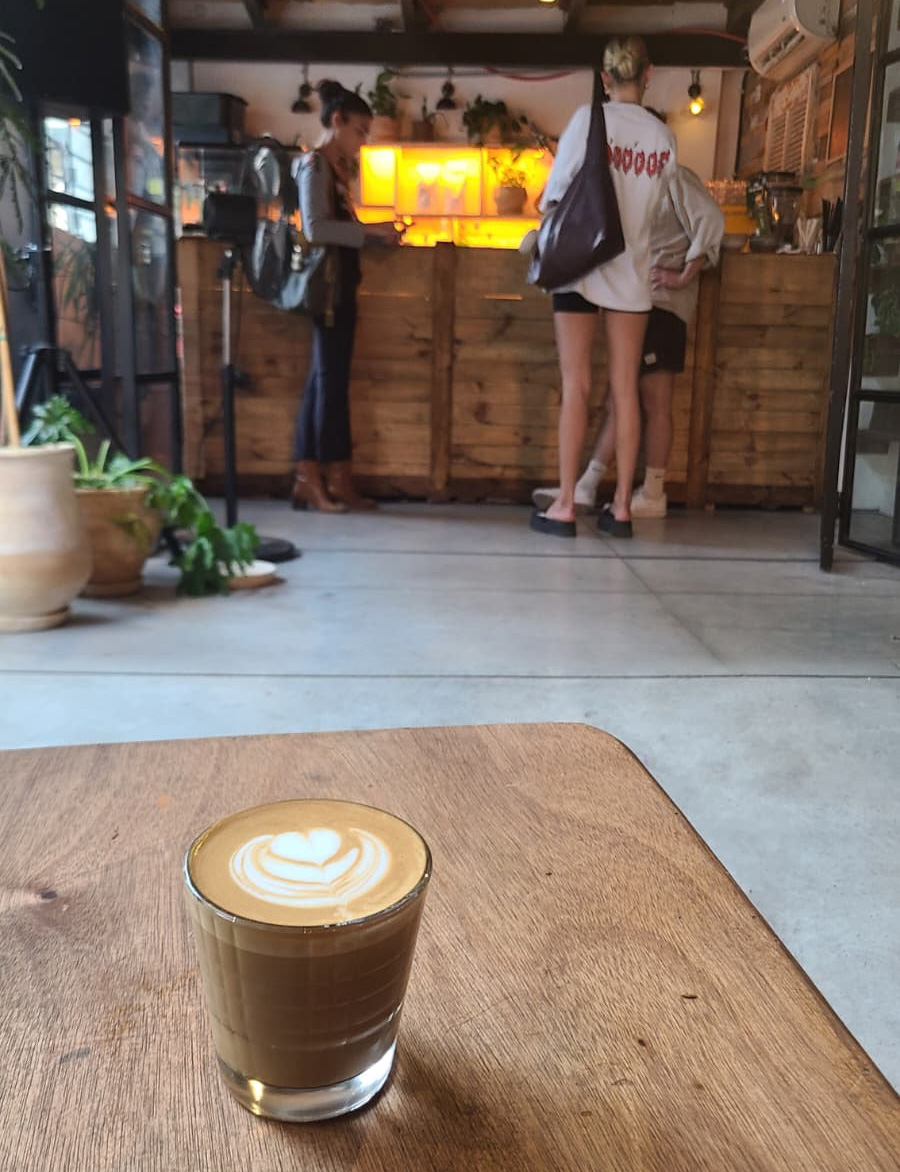 קפוצ'ינו מפולי ערביקה מהודו בבית הקפה 4t Cafe במבצר. צילום: מגזין שותים