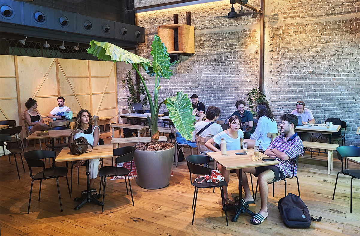 נקודת מפלט מרווחת מהצפיפות של השוק - אדא לוינסקי. צילום: מגזין שותים