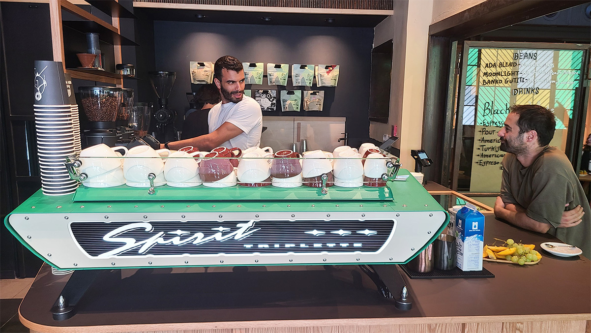 אדא לוינסקי - בית קפה של הגל השלישי עם קפה ספיישלטי בסגנון ישראלי. צילום: מגזין שותים