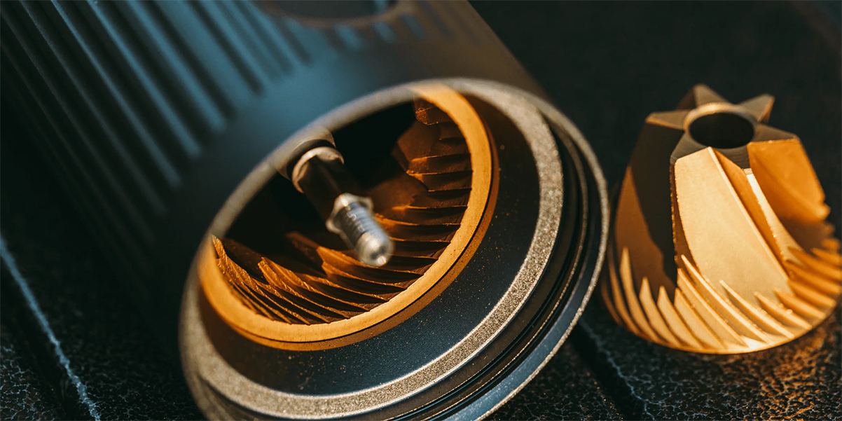 סכינים קוניות תוצרת איטליה, מנירוסטה בציפוי טיטניום - חזקות ועמידות עם אחריות לכל החיים. צילומים: באדיבות Aeropress