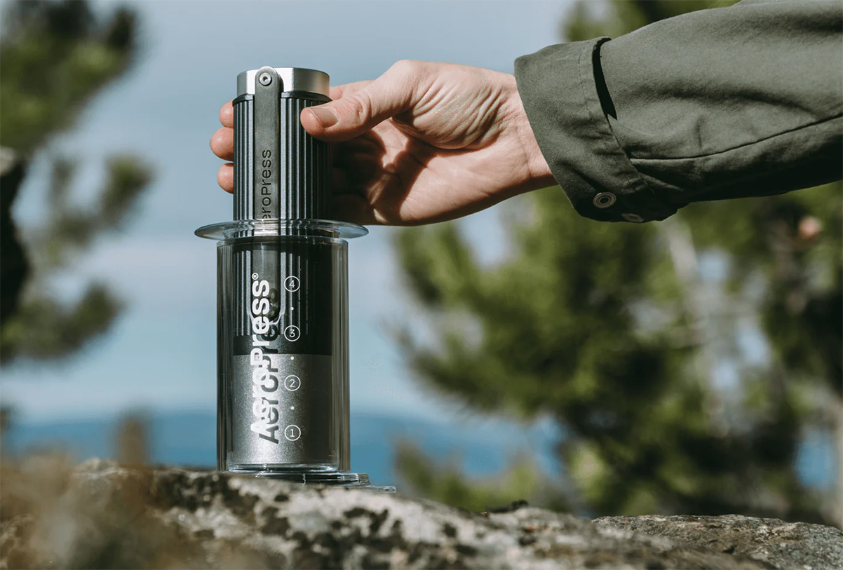 המטחנה הידנית של אירופרס נכנסת למכשיר החליטה בקלות - כולל הידית המתקפלת. צילום: באדיבות Aeropress