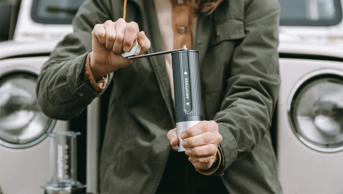 מטחנת הקפה הידנית של אירופרס מתאימה לשימוש מחוץ לבית - אבל לא רק. צילום: באדיבות Aeropress