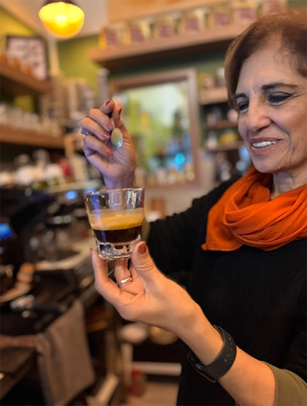 עליא אבו שמיס - אשת עסקים ובעלת בית קפה יפואית. צילום: דיקלה דנינו