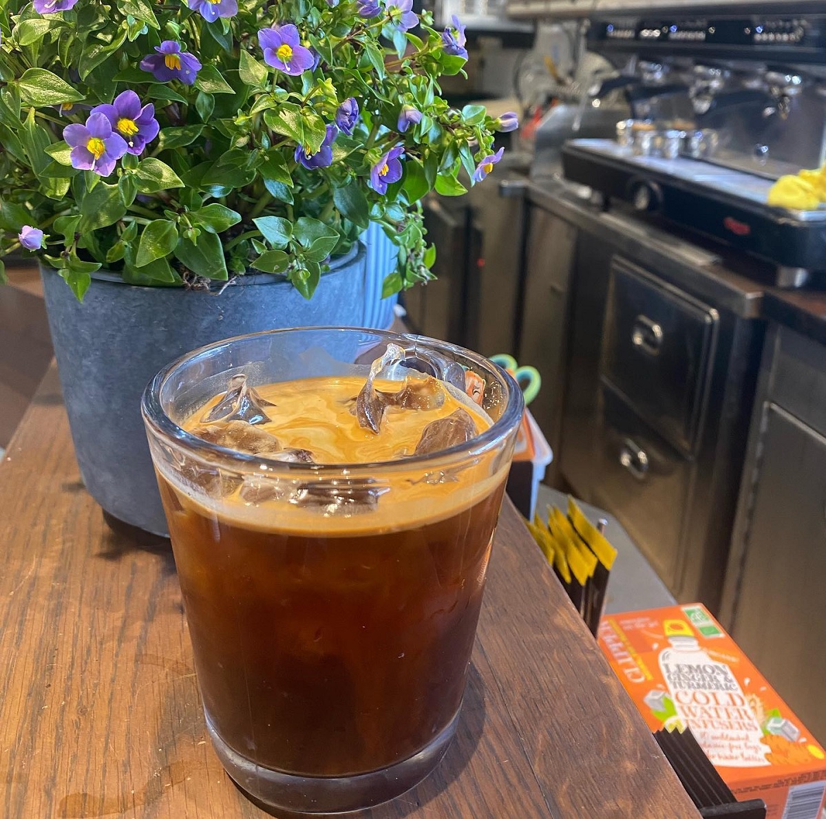 כוס אמריקנו קר בבית קפה. צילום: מורן חוביאן