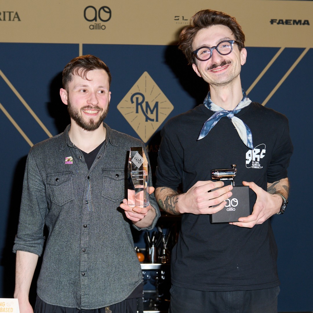 הזוכים בתחרות Roast Masters 2024 - מימין: המקום הראשון HAYB מפולין, משמאל: המקום השני Wide Awake מבלגיה. צילום: ג'יימס ברייאנט, באדיבות Amsterdam Coffee Festival