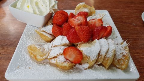 poffertjes - פנקייקים הולנדיים עם תותים