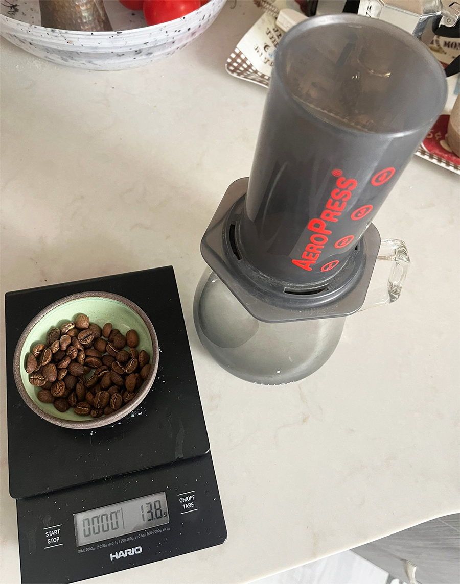 מכשיר Aeropress ו-14 גרם קפה. צילום: אנירן ארליך