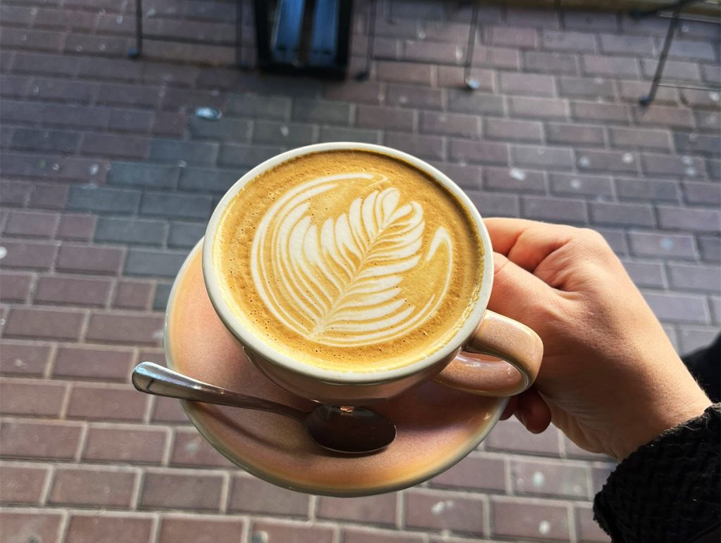 כוס קפוצ'ינו עם לאטה ארט רוזטה. צילום: אנירן ארליך