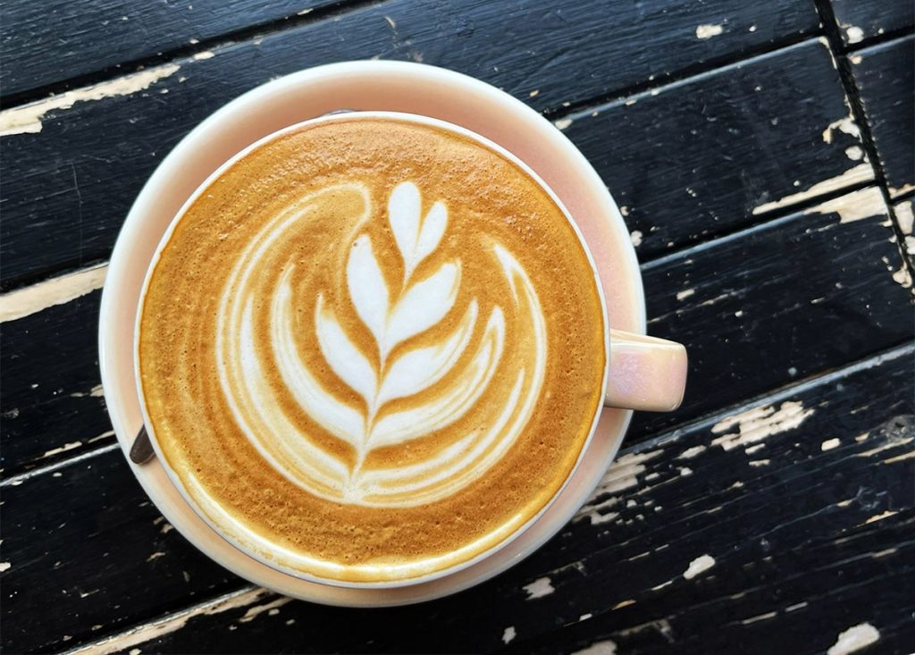 כוס קפוצ'ינו עם לאטה ארט טוליפ. צילום: אנירן ארליך