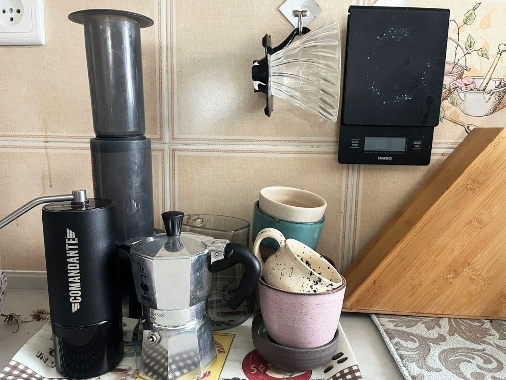אירופרס, מקינטה, מטחנה ידנית, פילטר V60, משקל וספלים. צילום: אנירן ארליך