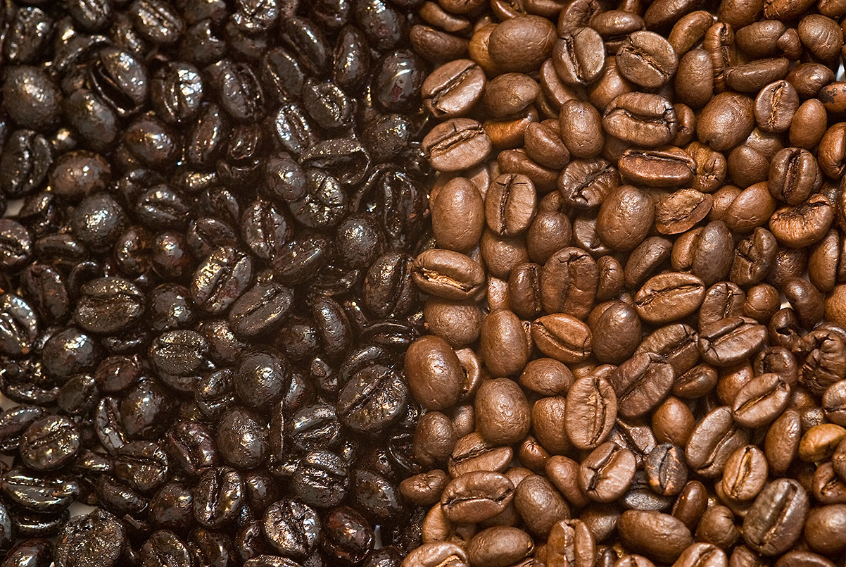 פולי קפה Torrado לצד פולי קפה קלויים רגילים. צילום: Angel Simon / Adobe Stock