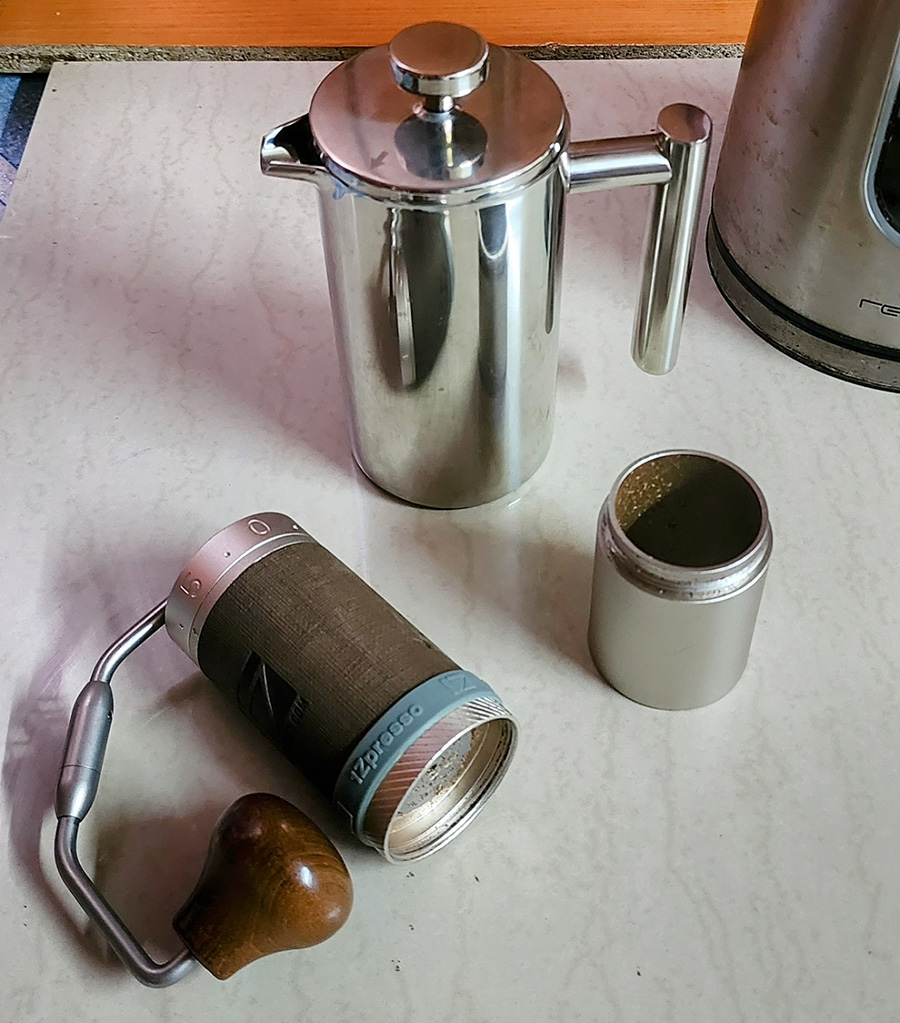 מטחנת קפה ידנית ופרנץ' פרס. צילום: יותם גולדפרב