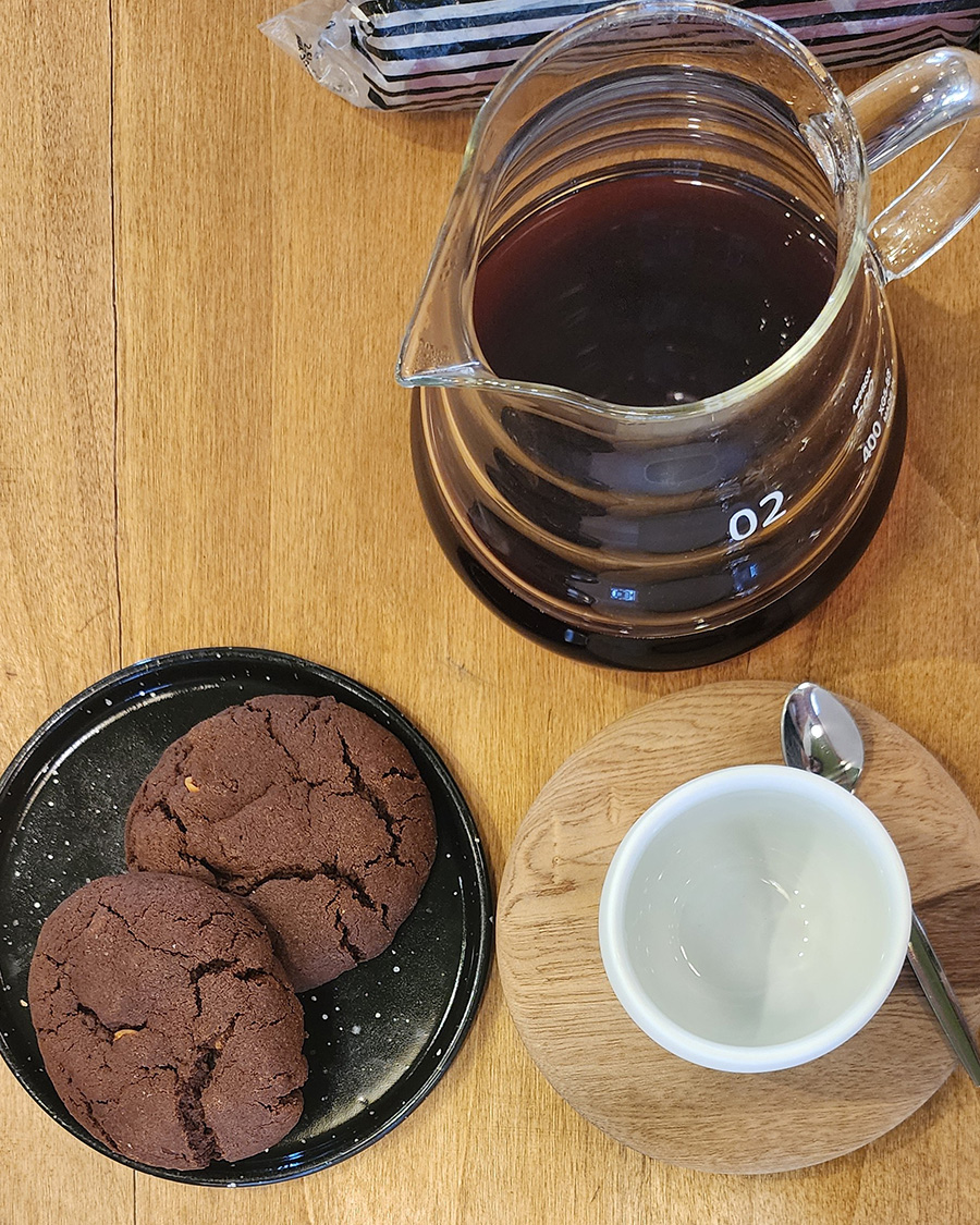 קפה פילטר ועוגיות בבית הקפה Cabra בעיר חוחוי בארגנטינה. צילום: יותם גולדפרב