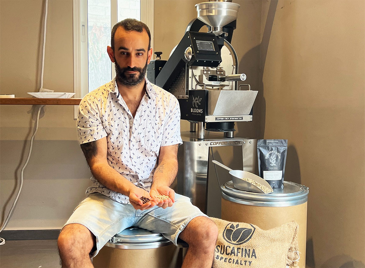 אסף חניה מבית הקלייה בלומס בפרדס חנה. צילום: גאיה קמינקר