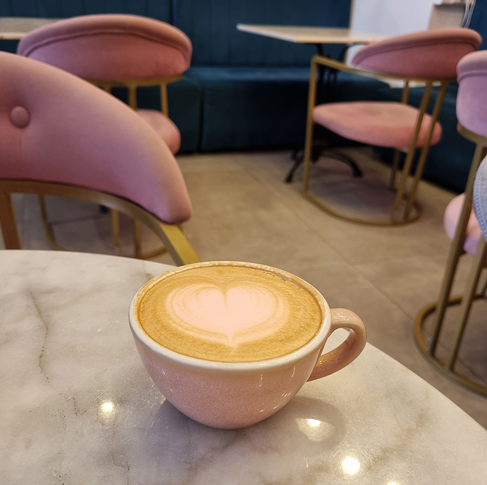 אפילו החלב של הקפוצ'ינו בצבע ורוד ב-Ellyz באתונה. צילום: עיינה ברק