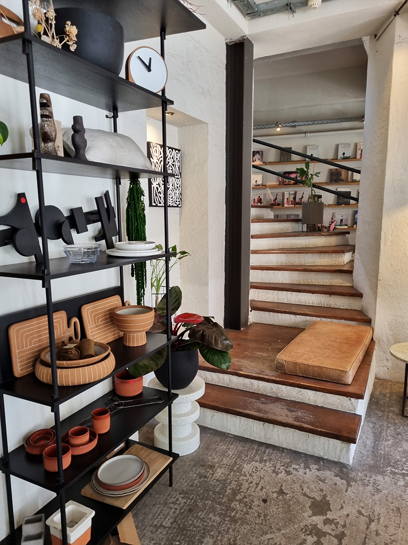 בית קפה, חנות צמחים וגלריה לאומנות – Minu באתונה. צילום: עיינה ברק