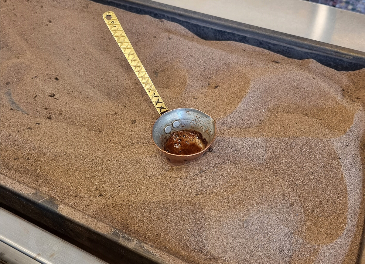 קפה יווני - לא טורקי! - באיבריק על חול חם. צילום: עיינה ברק