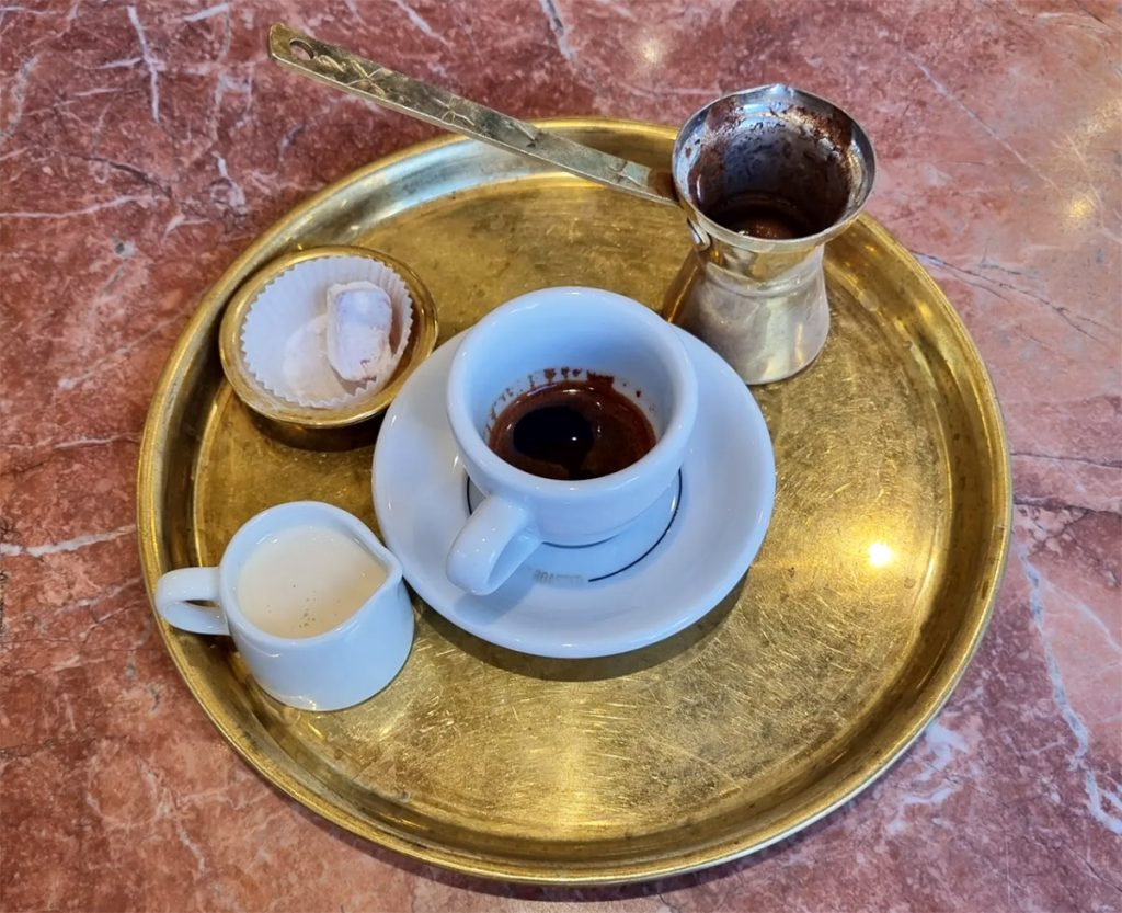 קפה ספיישלטי יווני מסורתי באתונה. צילום: עיינה ברק