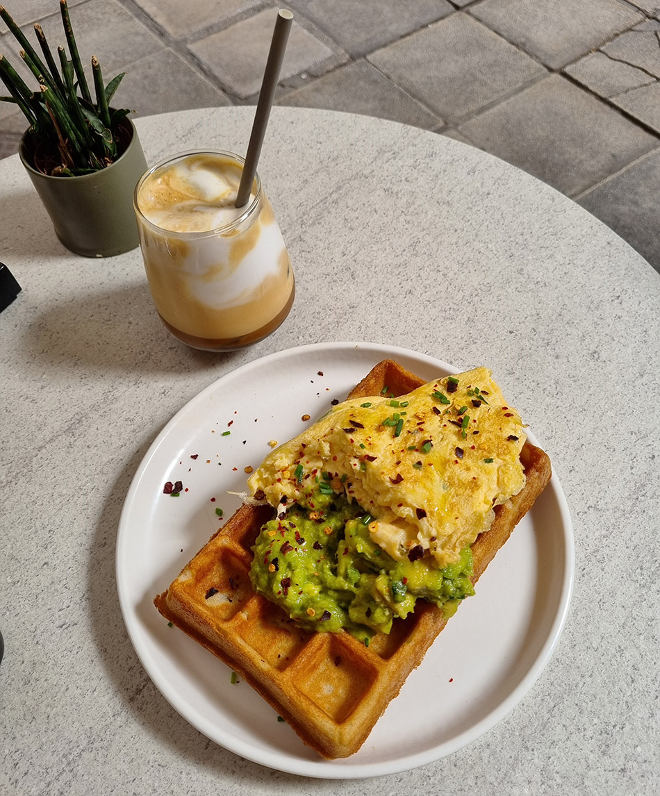 מנת בראנץ' של ופל בלגי עם ביצה ואבוקדו ב-The Makers באתונה. צילום: עיינה ברק