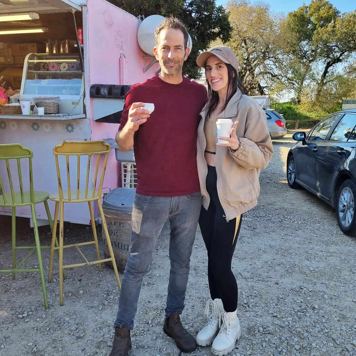 עיינה ברק וארז שורץ בעגלת הקפה בבושקפה בקיסריה