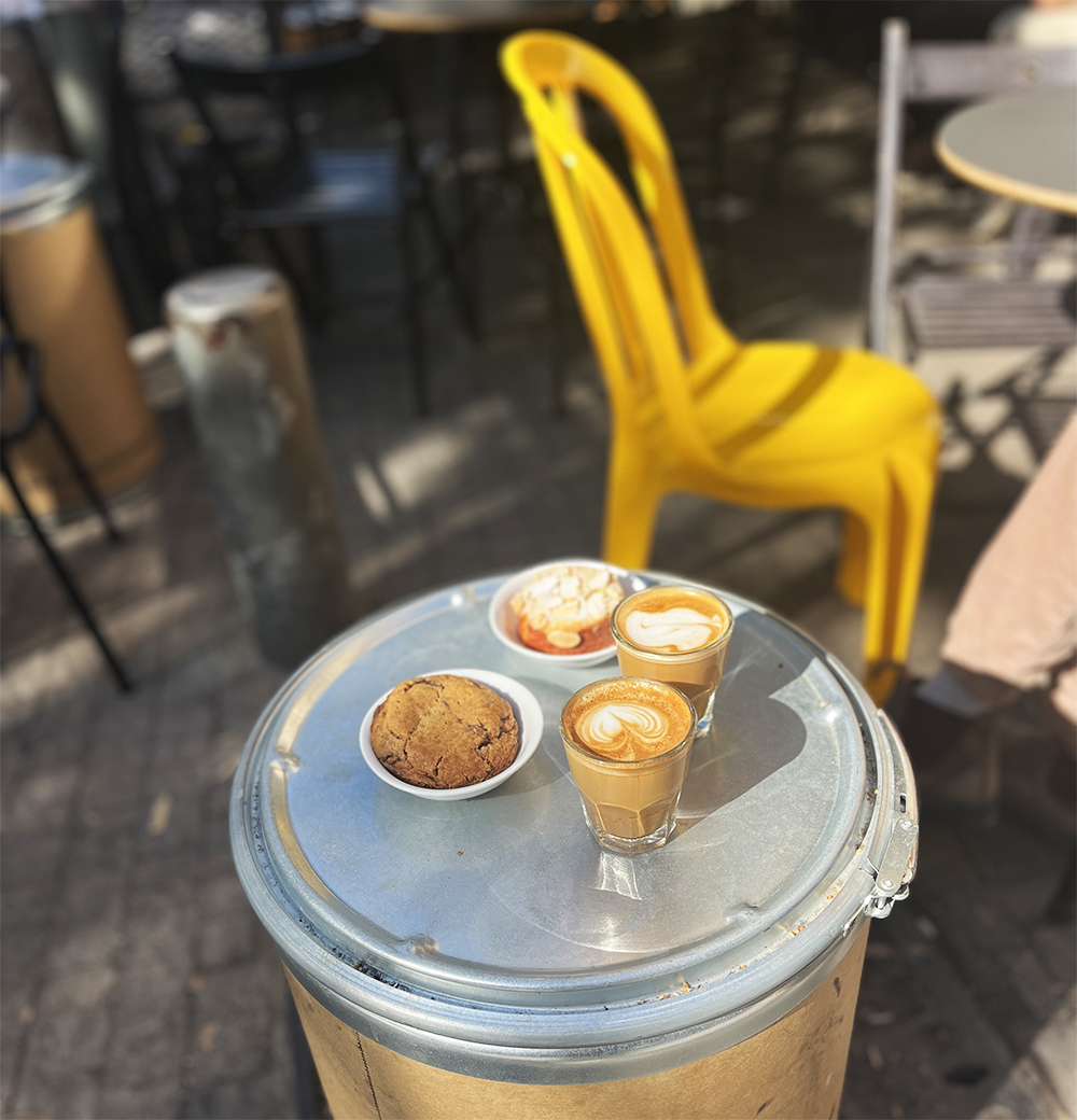 הכיסא הצהוב הריק - מחכים לאיתן שיחזור. צילום: דיקלה דנינו