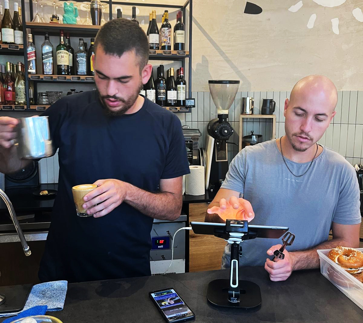 איתן מור מאחורי הבר בבית הקפה רוסטרס בצלאל בירושלים. צילום: באדיבות רוסטרס