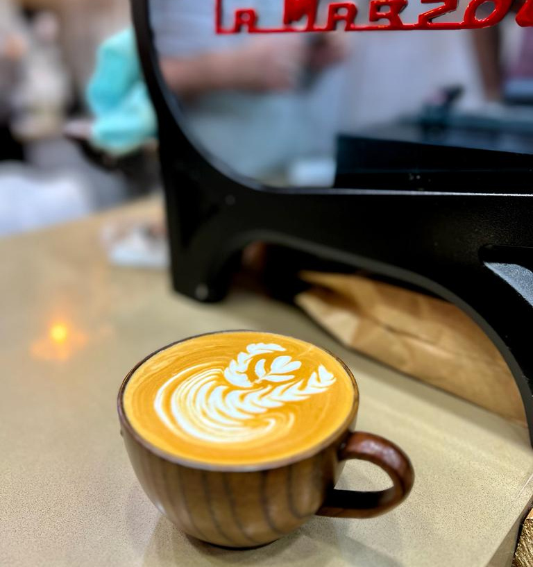 כוס קפוצ'ינו עם לאטה ארט בירושלים. צילום: שליו כהן