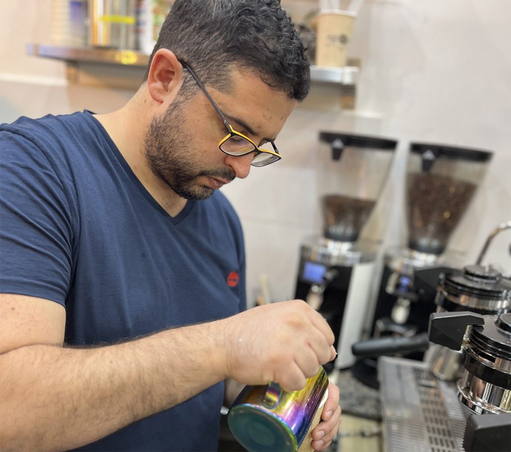 הבריסטה שליו כהן בשוק מחנה יהודה. צילום: דיקלה דנינו