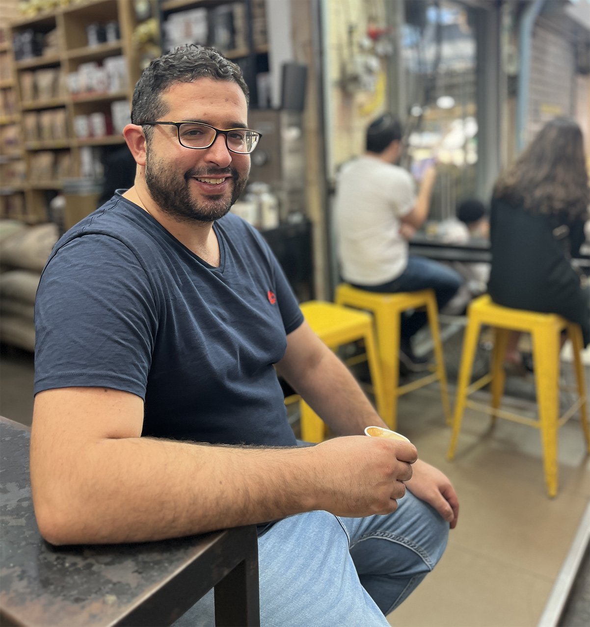 שליו כהן בחנות שוק קפה בירושלים. צילום: דיקלה דנינו