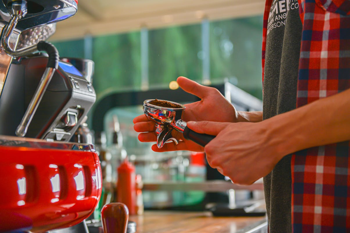 בריסטה מסדר קפה טחון בפורטפילטר. צילום: aidin gheshlaghi