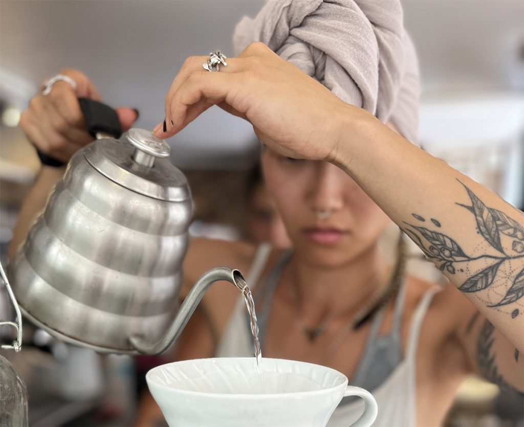 בריסטה מכינה קפה פילטר ב-V60. צילום: דיקלה דנינו