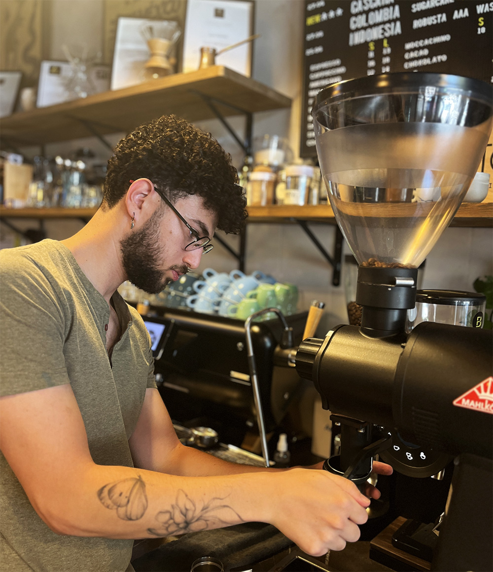 הבריסטה יותם גולדפרב בקפה ג'רה. צילום: דיקלה דנינו