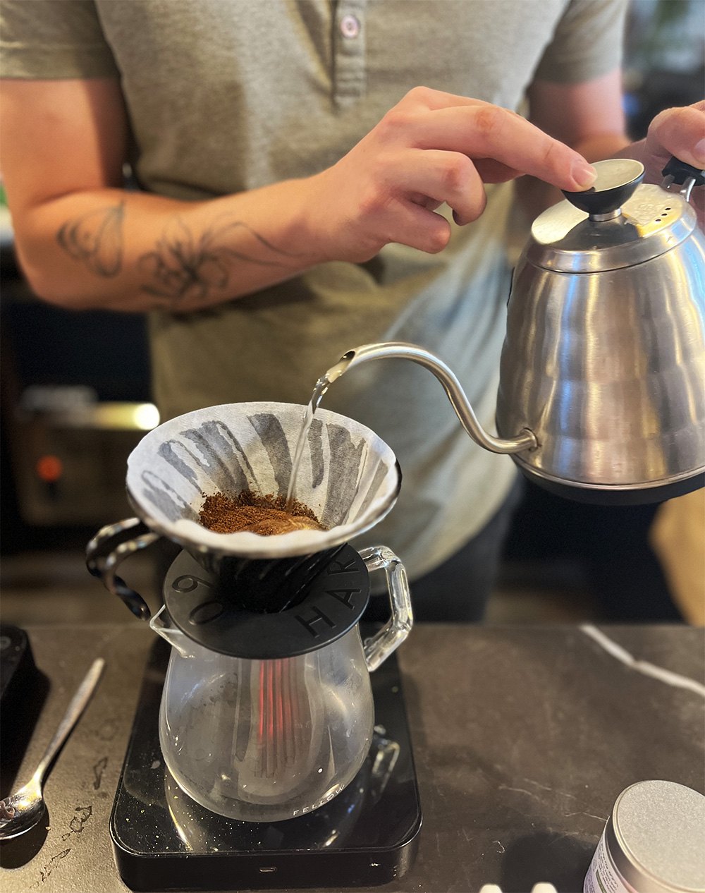 בריסטה מכין קפה פילטר V60. צילום: דיקלה דנינו