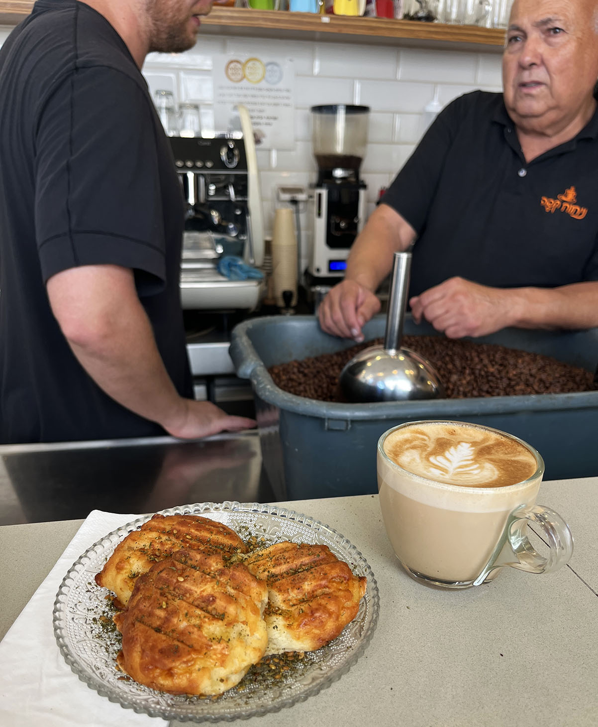 קפה ומאפה בבית קפה ניחוח קפה בזכרון יעקב. צילום: דיקלה דנינו