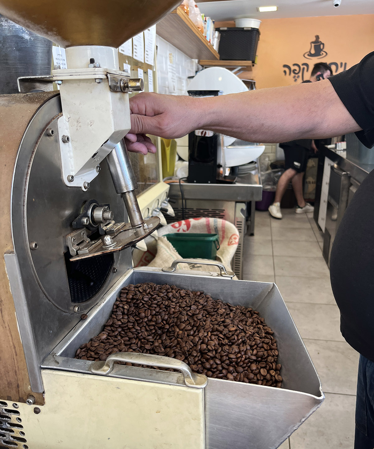 מכונת הקלייה של ניחוח קפה בזכרון יעקב. צילום: דיקלה דנינו