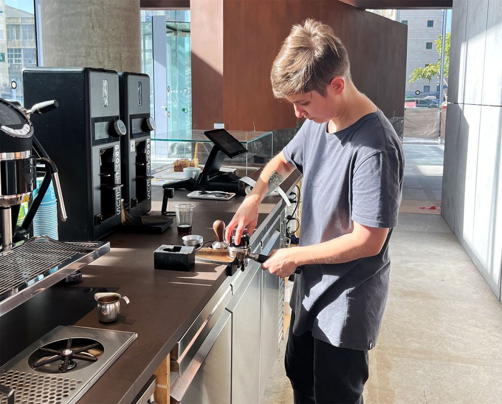 ין הבריסטה בסניף mae One Tower. צילום: דיקלה דנינו