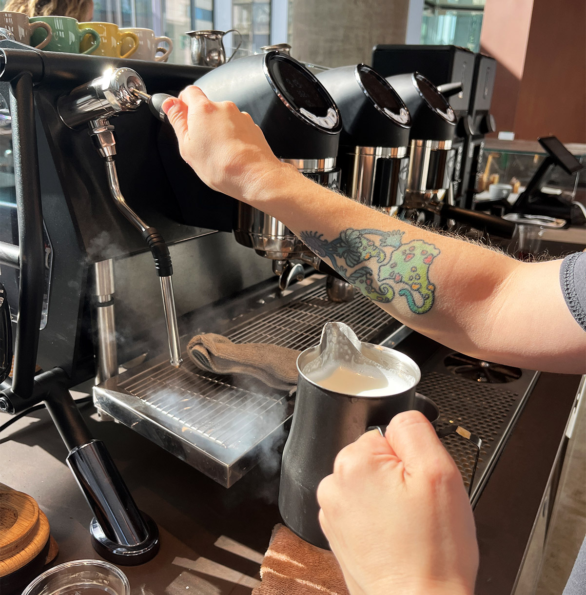 ין הבריסטה מקציף חלב בבית הקפה mae ברמת גן. צילום: דיקלה דנינו