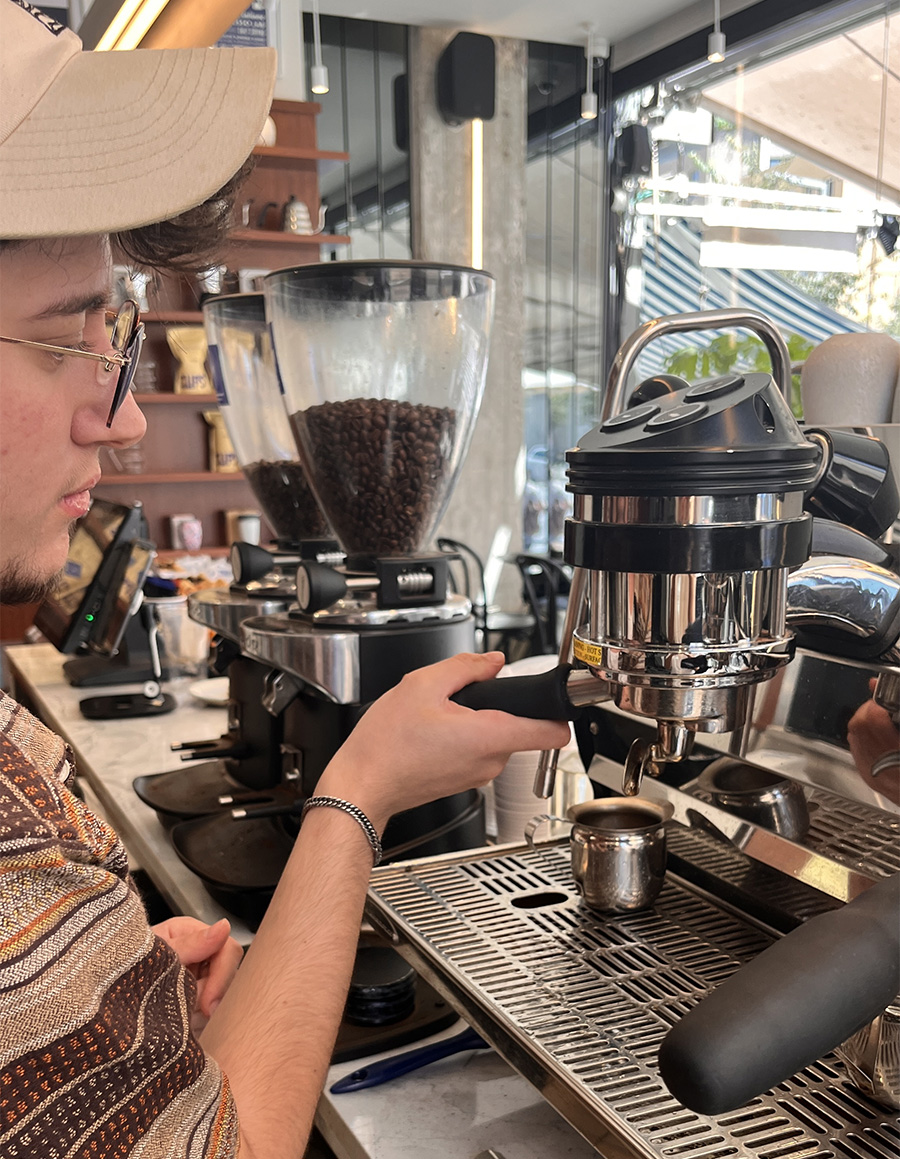 הבריסטה דניאל נטע סוחר מאחורי הבר בקאפס בתל אביב. צילום: דיקלה דנינו