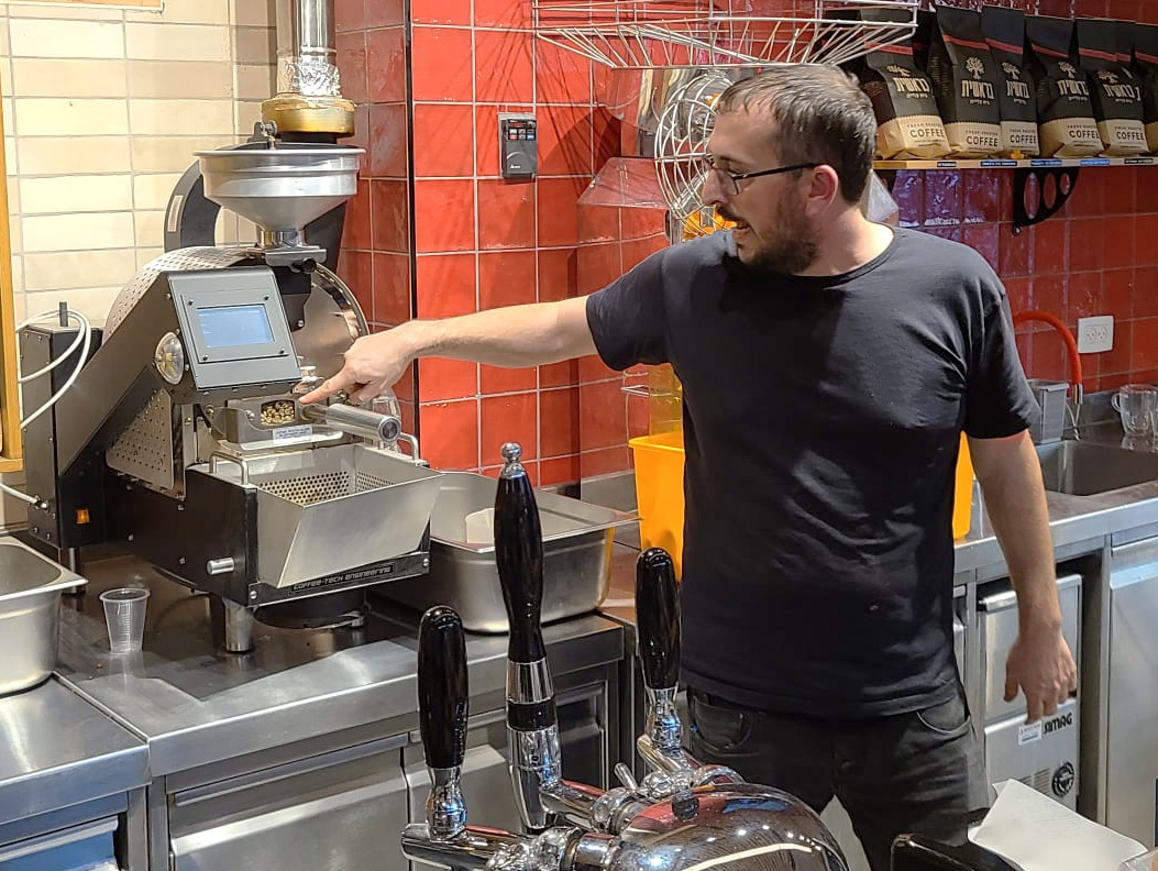 לומדים על קליית קפה בקליית בראשית, בסיור הקפה של מגזין שותים