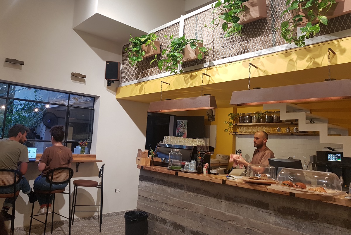 הבר של ביצ'י קפה בנחלת בנימין בתל אביב. צילום: מגזין שותים