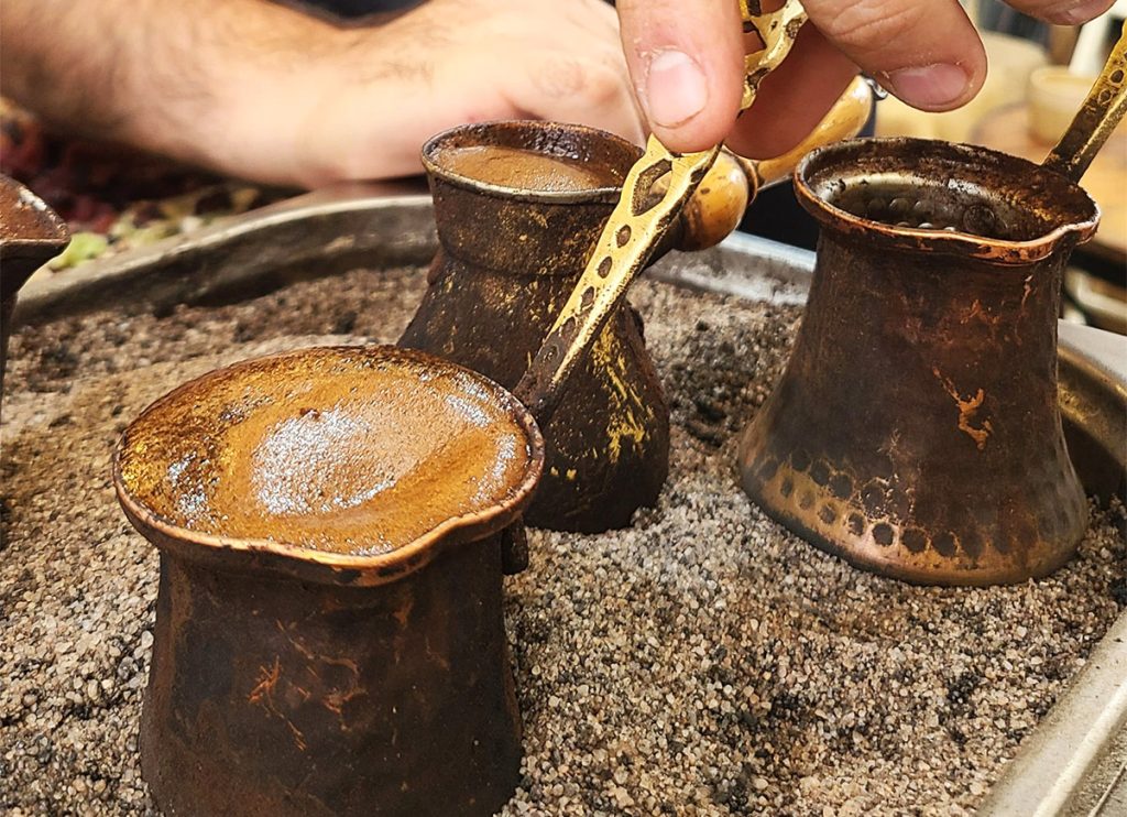 קפה שחור טורקי מבושל בשוק הכרמל. צילום: מגזין שותים