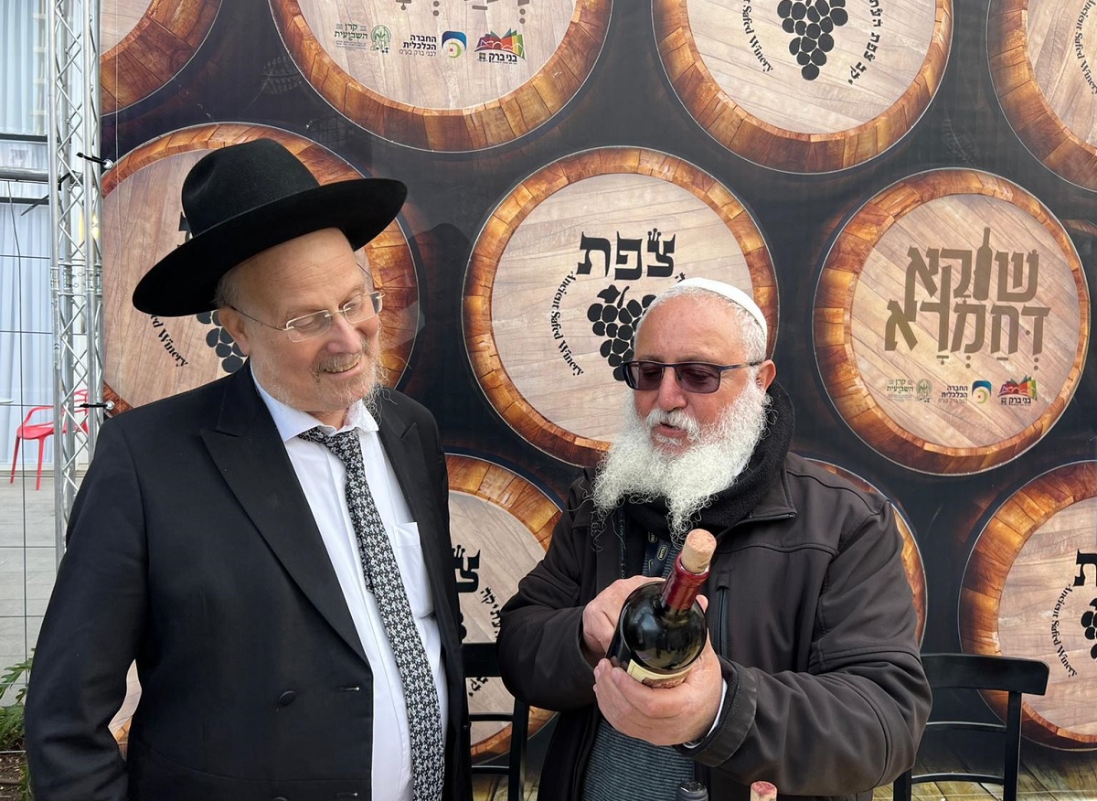 ראש עיריית בני ברק הרב אברהם רובינשטיין בדוכן של יקב צפת בפסטיבל שוקא דחמרא. צילום: יעקב נחומי