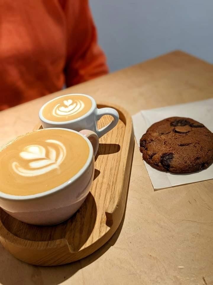 קפוצ'ינו וקורטדו בבית הקפה BOBO בבוקרשט. צילום: Flatwhite City