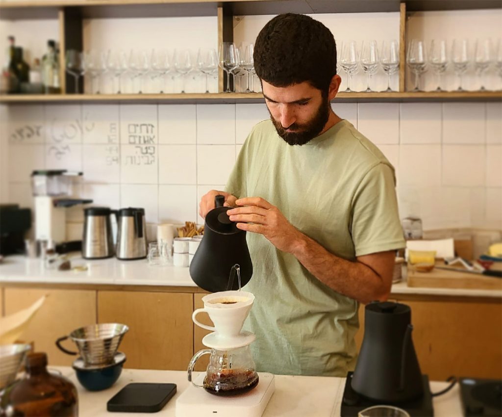הבריסטה סער אברשי מכין קפה פילטר ב-V60 בבוסר. צילום: מגזין שותים