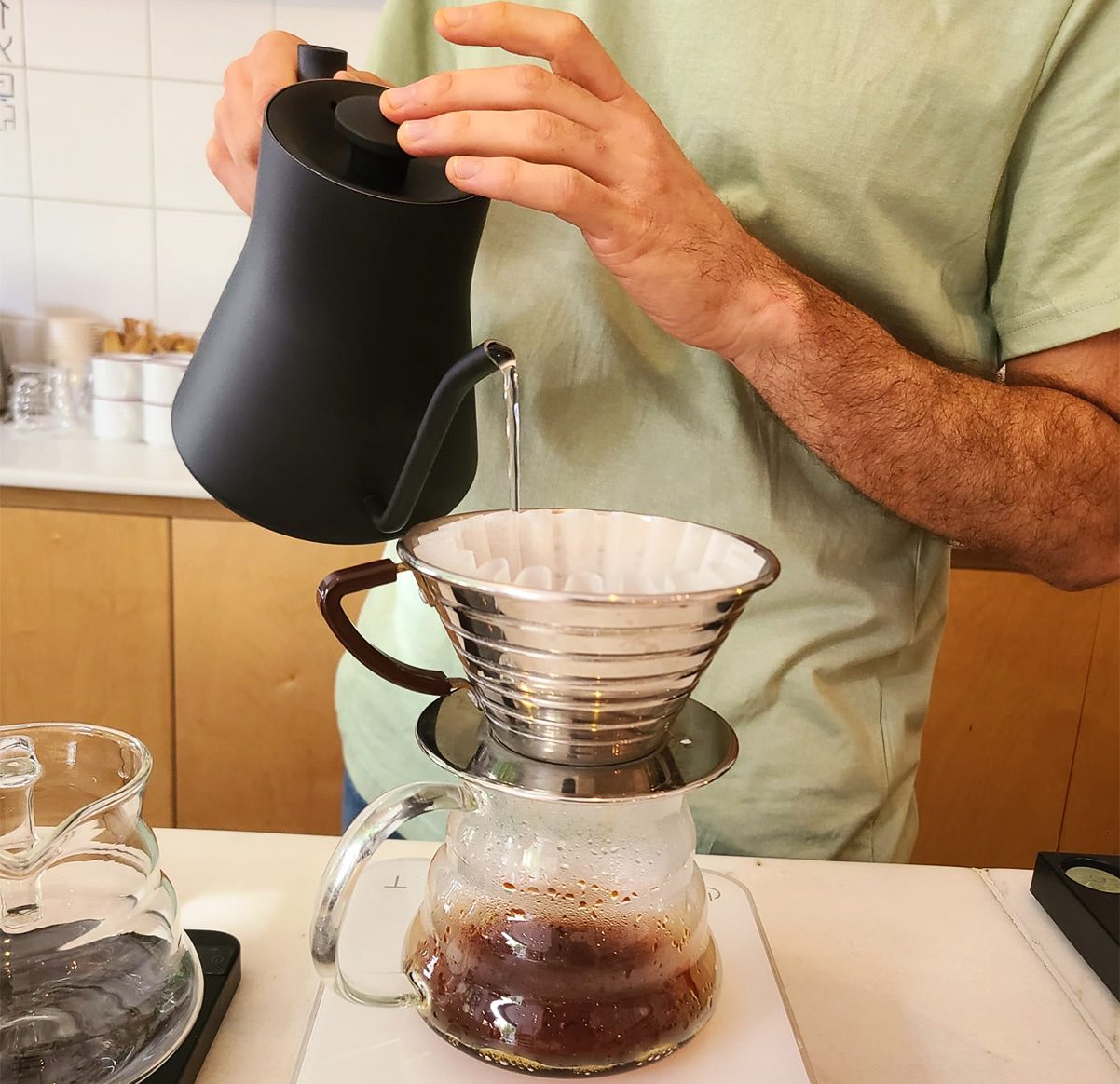 הבריסטה סער אברשי מכין קפה פילטר ב-Kalita Wave. צילום: מגזין שותים