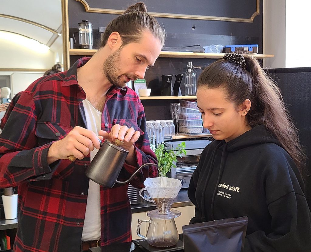 בריסטות בבית הקלייה והקפה Arch & Beans בבודפשט. צילום: מגזין שותים