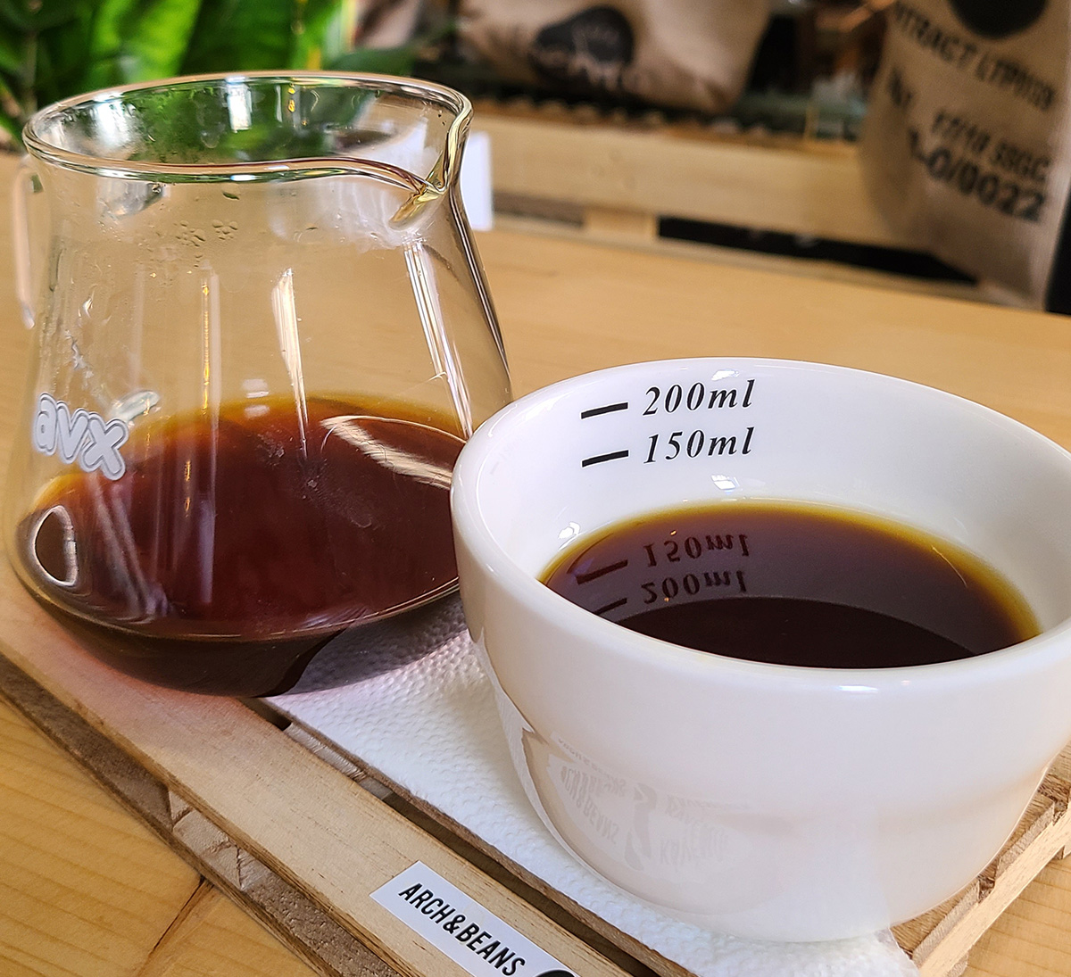 כוס קפה פילטר בבית הקלייה Arch & Beans במרכז בודפשט. צילום: מגזין שותים