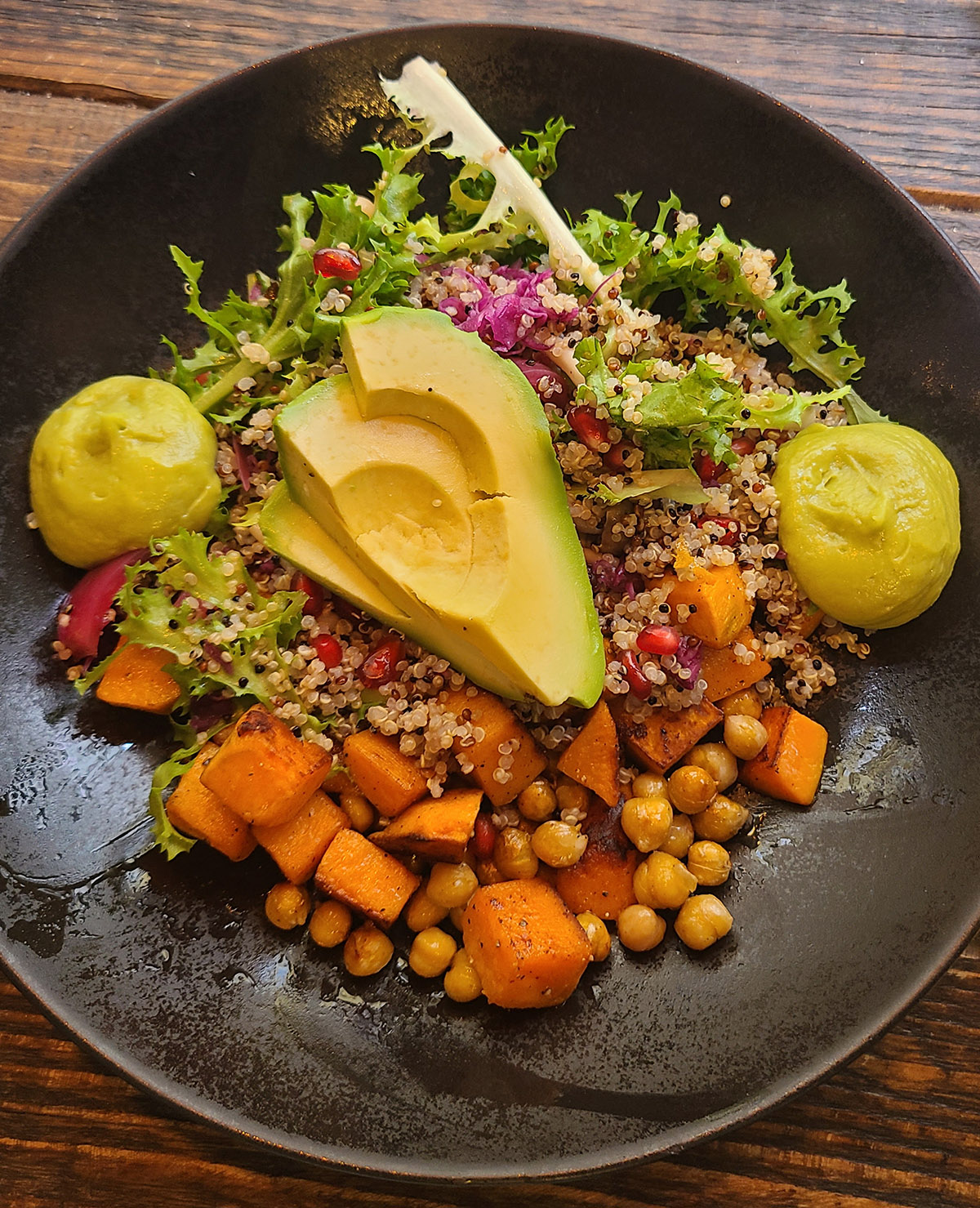 Bowl של סלט חם וטעים ב-Doubleshot בבודפשט. צילום: מגזין שותים