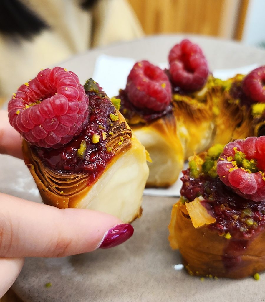 קרואסון פיסטוק-פטל ב-Freyja The Croissant Story בבודפשט. צילום: מגזין שותים